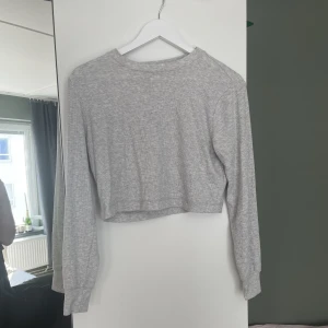 Tröja - Grå jättemysig croppad topp. Från ginatricot i storlek S  Kan mötas upp i Stockholm annars står köparen för frakten!