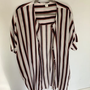 Klänning oversize - Randig klänning från Monki med knappar Sparsamt använd fint skick Storlek M blir som en storlek L-XL