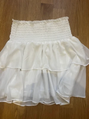 Chelsea kjom - Hej, säljer denna trendiga och populära Chelsea kjol i xs. Nyskixk. Nypris 500, mitt 250