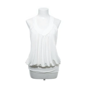 Topp - Säljer denna sommriga coola toppen från saint tropez, köpt från sellpy men har inte kommit till användningen då modellen inte passar mig helt☺️ passar både m och L skulle jag säga!jättebra skick!!