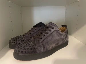 Christian Louboutin sneakers - Modellen heter Louis Junior Spikes Orlato. De har används ett par gånger men ser ut att vara nya utifrån. Ny pris ligger på ca 7000kr. Skriv om det är någonting ni undrar om!