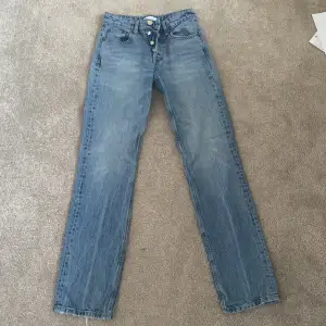 Jag säljer ett par jeans från zara. Modellen heter ”Zara mid waist straight” har jag för mig. Det är den populära och slutsålda modellen. Skitsnygg färg! Jeansen är inte särskilt använda och är i nyskick.  Skriv privat för fler bilder💕