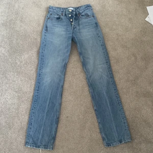 Zara Jeans straight - Jag säljer ett par jeans från zara. Modellen heter ”Zara mid waist straight” har jag för mig. Det är den populära och slutsålda modellen. Skitsnygg färg! Jeansen är inte särskilt använda och är i nyskick.  Skriv privat för fler bilder💕