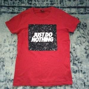 Just do nothing t-shirt. Röd. Regular fit. XS.