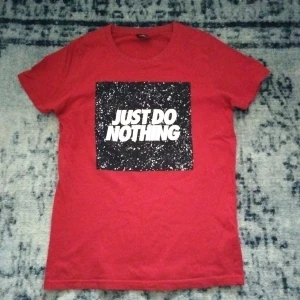Just do nothing t-shirt  - Just do nothing t-shirt. Röd. Regular fit. XS.