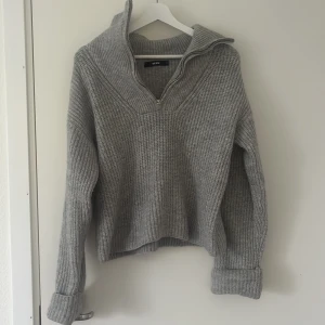 Fin tjocktröja  - Jätte fin tjocktröja från bikbok! Använd fåtal gånger men inga defekter på plagget! Perfekt till en sommarkväll🫶🏼🫶🏼  Köparen står för frakt