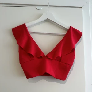 Röd topp - Röd crop-top med volang. 50 kl exkl frakt. 