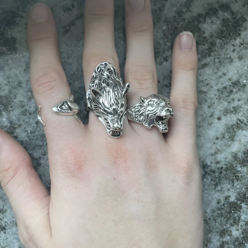 HAJ OCH LILLA LEJON RING SÅLD❤️Hej! Säljer dessa 3 ringar för 140 kr st. Aldrig använda! Köptes i Dubai i januari.❤️ den lilla tiger ringen är lite för stor. Haj ringen är justerbar❤️kan posta i ett brev också (ej spårbar)💖💖. Övrigt.