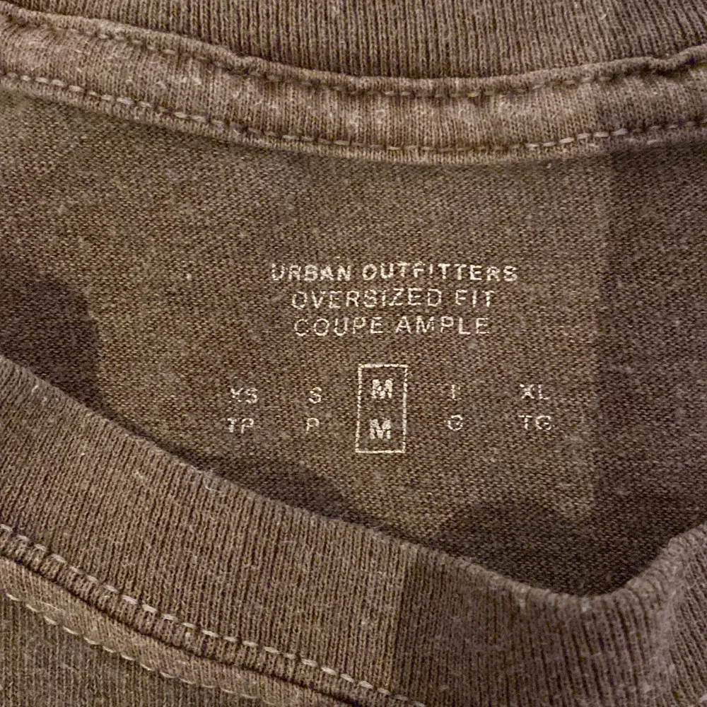 Tröja från Urban Outfitters - storlek M men passar även större då det är oversized - i bra skick  Nypris 399   har suttit på mig 179 cm@80kg. T-shirts.