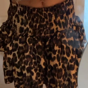 Leopard kjol - kan användas som både tröja och kjol. ord pris: 450kr
