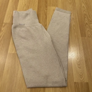 Beiga träningstights - Beiga ribbad träningstights i XS från Aimin. Ordinariepris 600kr, säljer för 400kr.