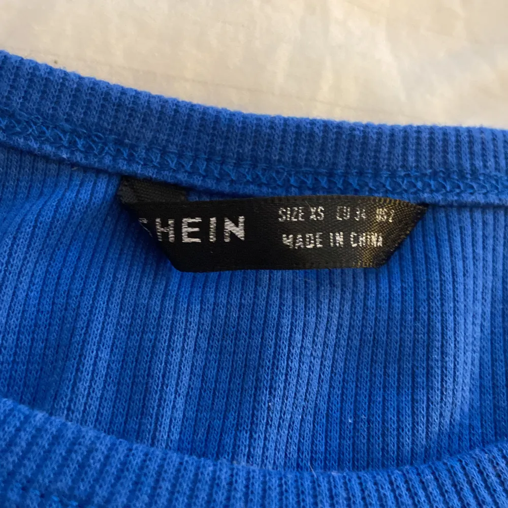 Blått linne ifrån shein som jag köpt här på Plick och kommer inte till användning. Storlek xs men jag tycker att den är ganska stor i storleken men det beror ju på. Inte så mycket använd så inga defekter men har katt.💕🫶🏻 . Toppar.