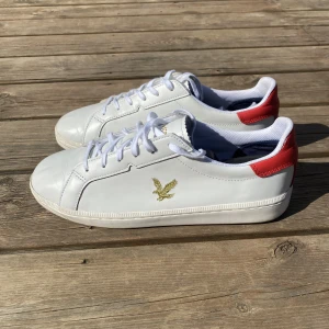 Lyle & Scott skor - Skorna är knappt använda, skick 9/10. Säljer pågrund av att de inte passar mig längre. Pris går att diskutera!