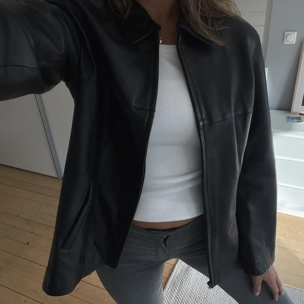 Supersnygg oversized skinnjacka i äkta läder. Jag på bilden har vanligtvis strl M och jackan har en oversized look på mig. Jättebra skick, DM för fler bilder! . Jackor.