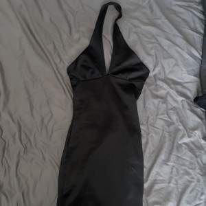 svart ”ribbad” klänning kort