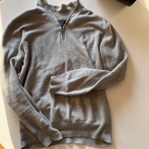 POLO HALF ZIP - Säljer Ralph lauren grå half zip! Fint skick förutom stygn på magen men det syns inte jättetydligt, därav priset! Skriv för mer frågor!