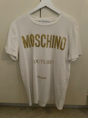 Moschino T-shirt - Har använt den ett fåtal gånger. Den är köpt på NK för 2799:-   Ser nästan ny ut! 