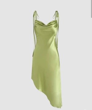 Satin grön klänning  - Säljer denna fina klänning. Jätte fin nu till sommaren, den är av satin och är storlek S. Skriv för mer frågor eller bilder💚 Pris kan diskuteras 