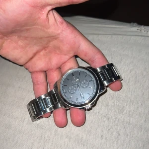 Rolex - Säljer en oanvänd klocka. Du kan ta av länkar och göra den mindre samt större. Jag står för frakten 