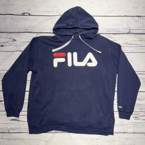 Märke: Fila Typ: Hoodie Färg: Marinblå Kroppstyp: Unisex Skick: Mycket Bra   Sparande av miljö  30x  lägre utsläpp jämfört med ny vara Sparat vatten ca 3950 liter Sparat CO2 ca 6.8 kg