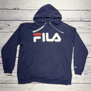 Fila Marinblå - Märke: Fila Typ: Hoodie Färg: Marinblå Kroppstyp: Unisex Skick: Mycket Bra   Sparande av miljö  30x  lägre utsläpp jämfört med ny vara Sparat vatten ca 3950 liter Sparat CO2 ca 6.8 kg
