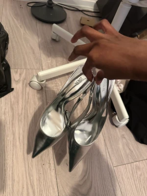 Silverklackar/silver pointy heels - för stora för mig