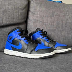 Jordan 1 Royale blue mid - Andvända några gånger. Nästan nyskick  .Priset är inte spikat , står för frakten vid bra pris