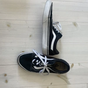 VANS  - Storlek 37. Sparsamt använda 