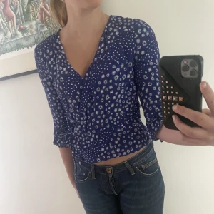 Gullig topp - Jättegullig topp från HM. Älskar denna men kommer tyvärr inte till användning längre. Storlek 40 men passar mig som vanligtvis bär Xs-S