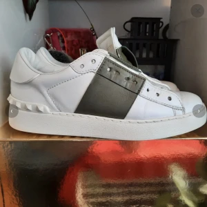 valentino skor - säljer mina valentino skor, inköpta för någon månad sedan från vestaire. De är inprincip i nyskick och jag har endast använt de några få gånger💕 säljer för att de inte riktigt passade mig! Storlek 36 men passar förmodligen en 37 också