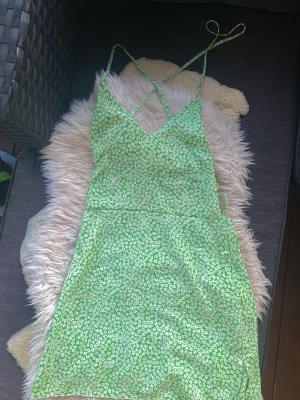 Sommarklänning Shein - Superfin grön sommarklänning från Shein! Storlek M men passar bäst en S! Med knytrygg! 