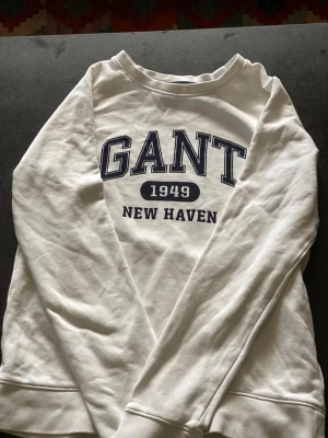 Vit GANT tröja - En vit tjock tröja. 87% bomull, 13% polyester 