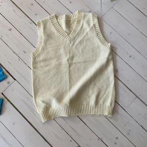 Gul väst - Gul väst köpt på kawaii.se för 420, säljer för 150, aldrig använt ute bara inne fåtal gånger
