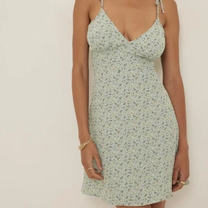 Klänning  - Klänning från NAKD i storlek 34. Använd en gång. Säljer då den inte kommer till användning 