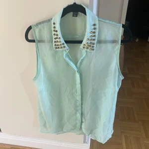 Blus - Blus med nitar vid halsen