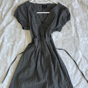 Rutig klänning - Jättesöt rutig klänning ifrån lindex i storlek 36! Med band man knyter med bak. Går till mitten av låret ungefär på mig som är 169💕 