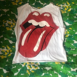 Rolling Stones tröja - I använt skick, den är nopprig o har en fläck och hål baktill… 