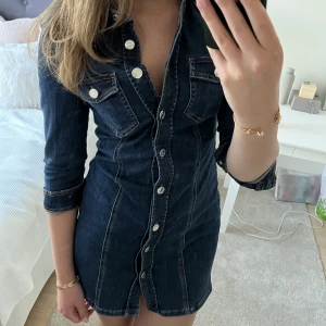 Jeansklänning - Jeansklänning i skönt stretchigt material med supersnygg passform.  Passa på att köpa nu då jag flyttar utomlands på onsdag!! Allt ska bort ⚠️⚠️