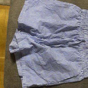 Randiga linneshorts - Jättesköna linneshorts från H&M som säljs för de inte kommer till användning. Använts väldigt få gånger och som är superfina nu inför sommaren. Frakten kostar 25kr.