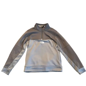 The North Face sweatshirt  - En the North Face sweatshirt. Storleken finns på en av bilderna men skulle säga att den passar om man har runt storlek 146-151. (Priset kan diskuteras i chat)