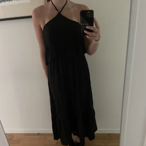 Volangklänning - Lång volangklänning köpt på shein. Man knyter den som en trekantsbikini. Öppen rygg. Aldrig använd.