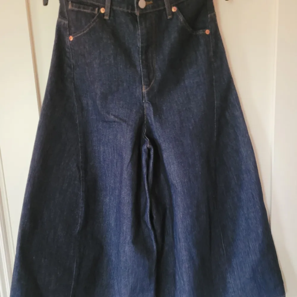 Unika Levi's jeans i mörkblått. De är väldigt vida i benen som ger personen som bär dem en cool look. Innebenslängden är 51 cm. De är i bra skick, har används fåtal gånger💞. Jeans & Byxor.