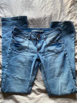 Straight jeans med låg midja💗 säljer då jag har många liknande!