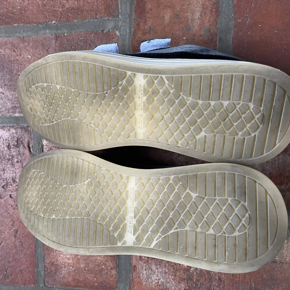 Acne studios perey skor. Använda 1-2 gånger, så något smutsig sula, annars helt nya. . Skor.