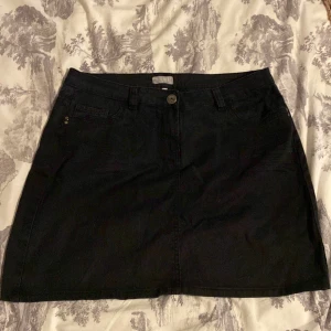 Kjol - En jeanskjol med backfickor;)