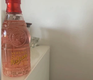 Versace parfym  - Säljer denna oanvända parfym från versace. Priset på parfymen brukar vara runt 400 kr. Säljer för 200 kr då den inte kommer till användning🤍 - fri frakt 