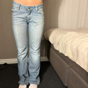 Ljusblå lee jeans i storlek 26-27/ 32. Köparen står för frakt och betalning via Swish 