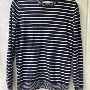 Randig ylletröja, marino-ull.  - Jättefin kvalitet och fint skick, (ser lite skrynklig ut på galgen.)