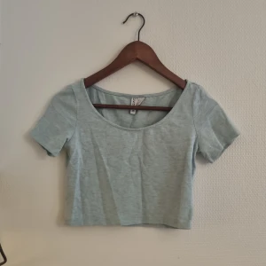 Turkos Grå Crop Top från H&M - Turkos Grå Crop top från H&M i bra skick. Storlek S. 
