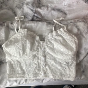 Vit topp - Jättegullig vit topp, endast testad, 